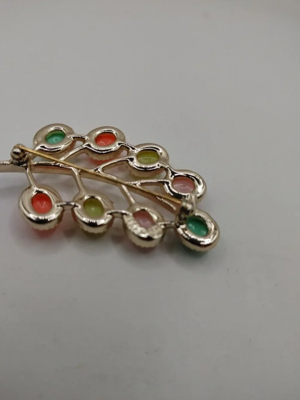 VTG BROOCH/PIN Signed Sarah Coventry Leaf  Multi Colored Cabochons Mid Century